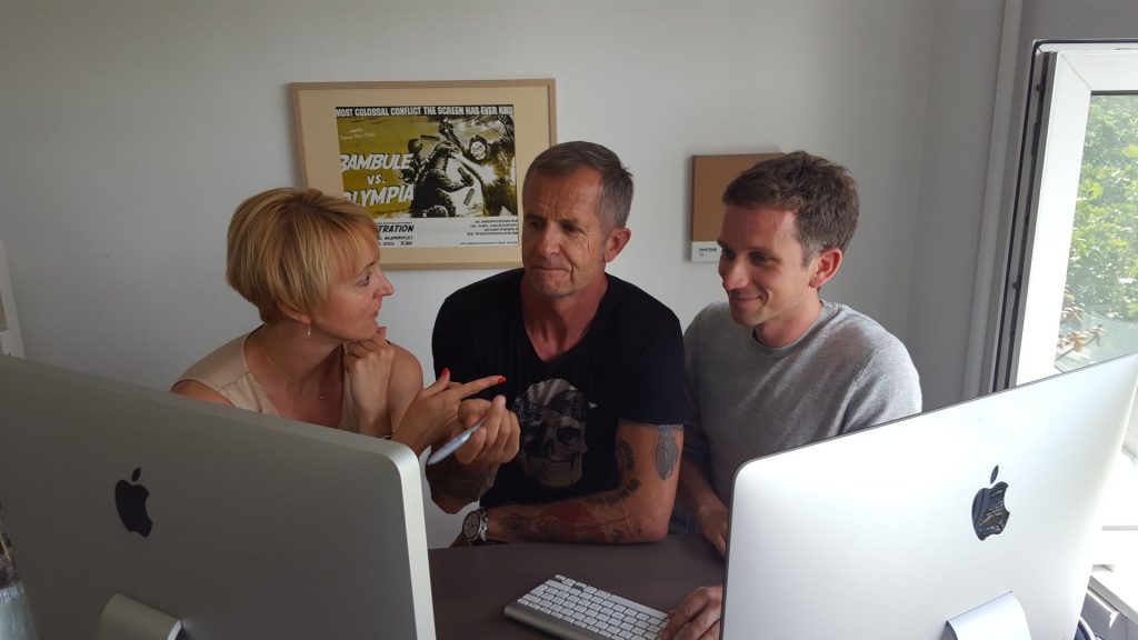 Andrea, Gerhard und Christian (v.l.) sichten und besprechen die Layout-Entwürfe