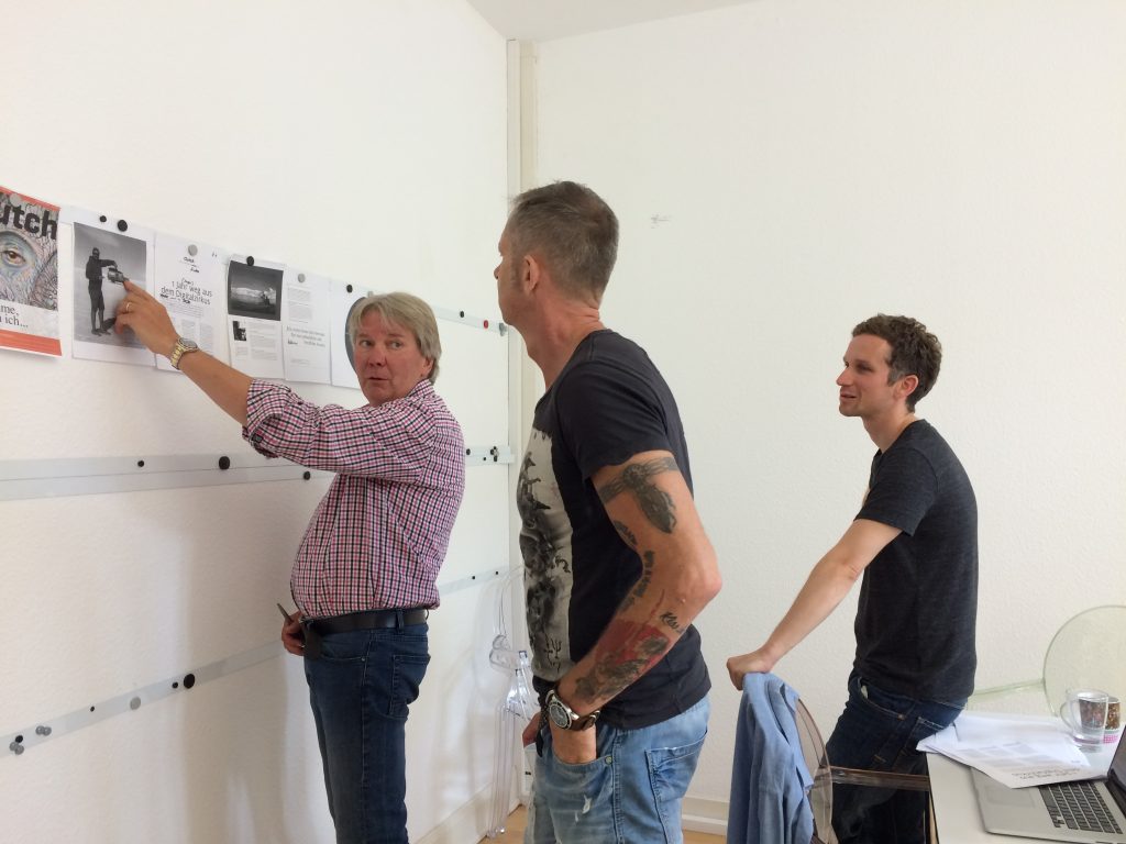 Egon (v.l.), Gerhard und Christian besprechen die erste Entwürfe