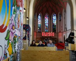 Bereits 2016 wurde die St. Elisabeth Kirche in Aachen für ein Pop-up-Hotel und verschiedene Events genutzt. Nun soll sie der erste Coworking Space in einem Kirchenschiff sein. Dahinter steckt die Initiative „digitalHub“, die die Region für die Digitalisierung fit machen soll. Zurzeit ist eine spontane Nutzung nur für Mitglieder der Partner-HUBs des DWNRW möglich. Startups zahlen pro Person 50 Euro im Monat. (Foto: digitalHUB Aachen)