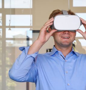 Fabian Friedrichs, Geschäftsführer von Dashöfer, mit VR-Brille