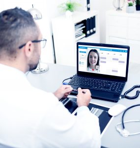 In der Videosprechstunde treffen sich Arzt und Patient auf digitaler Ebene