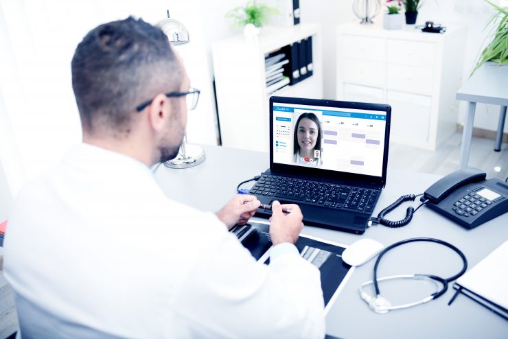 In der Videosprechstunde treffen sich Arzt und Patient auf digitaler Ebene